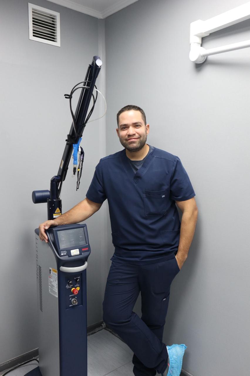 Retrato profesional del Dr. Ender Hernández